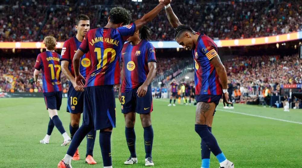 البرازيلي رافينيا قائد برشلونة يحتفل مع زميله الشاب لامين يامال بالفوز على فاييكانو (أ.ف.ب)