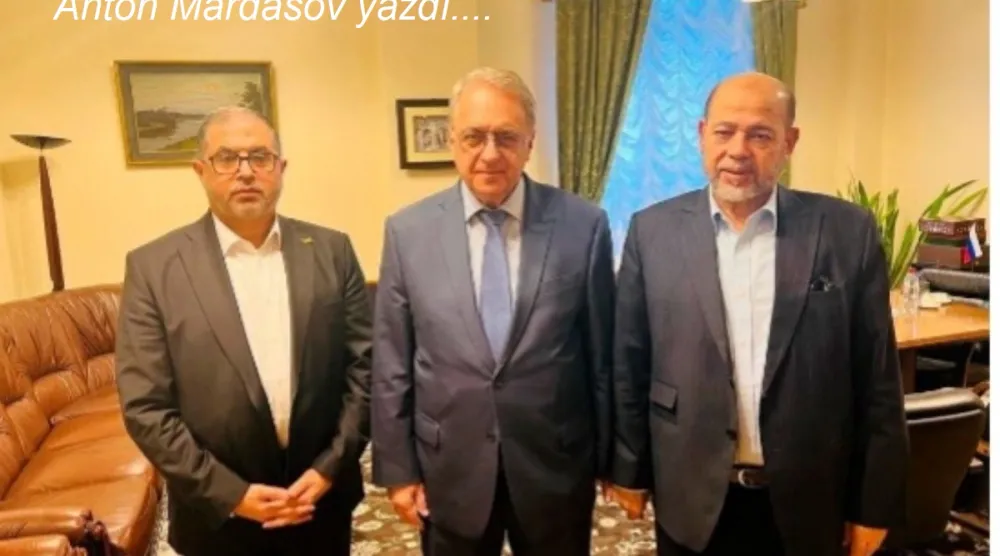 Hamas'ın iki üst düzey lideri Basem Naim ve Musa Ebu Marzuk, Moskova'da Rusya Dışişleri Bakan Yardımcısı Mihail Bogdanov ile yabancı rehinelerin serbest bırakılması konusunda görüştü, 26 Ekim 2023 (Reuters)