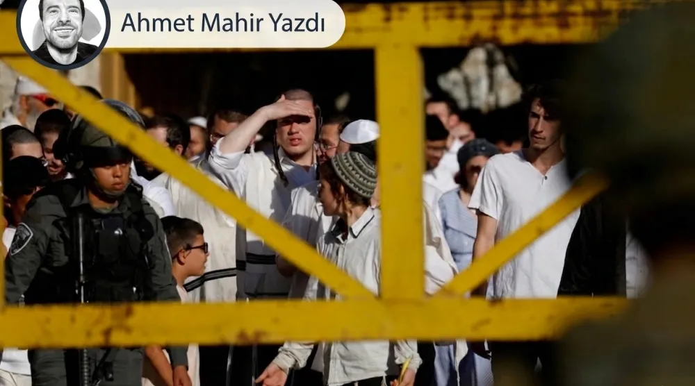  İsrailli yerleşimciler, işgal altındaki Batı Şeria'da bulunan Halil şehrindeki haftalık bir tura katılıyor, 11 Temmuz 2026 (Reuters)