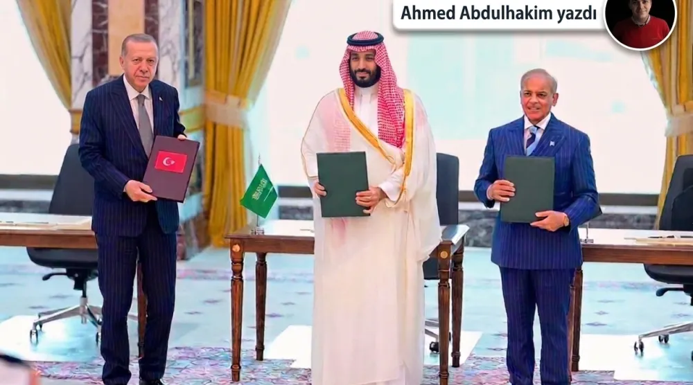   Suudi Arabistan Veliaht Prensi Muhammed bin Selman, Pakistan Başbakanı Şehbaz Şerif ve Cumhurbaşkanı Recep Tayyip Erdoğan arasında Mekke Anlaşması’nın imzalanmasının ardından (AFP)