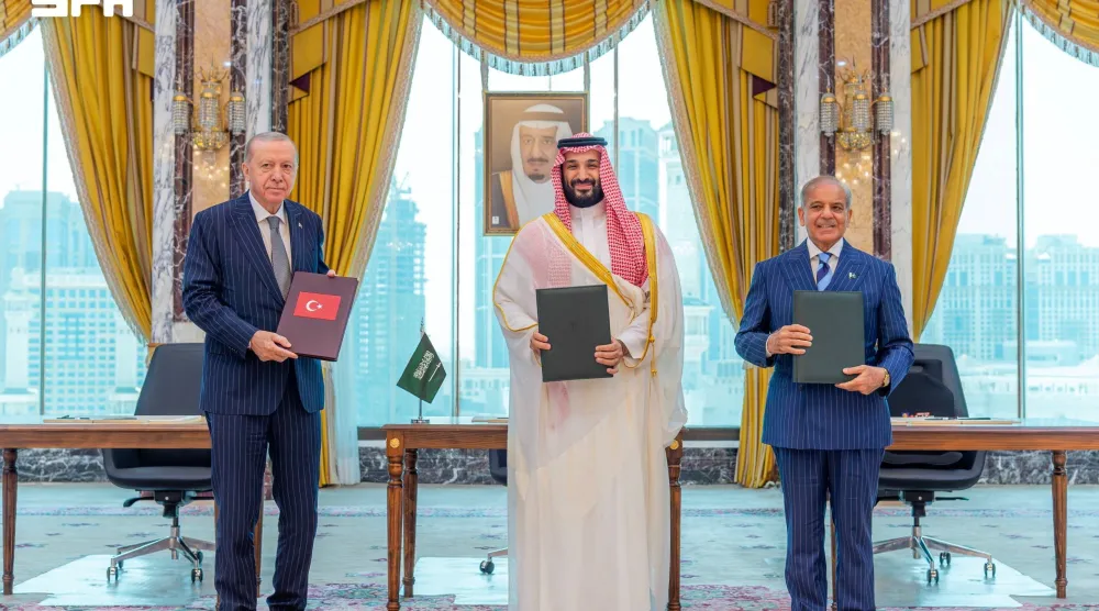 Turkish President Recep Tayyip Erdogan, Prince Mohammed bin Salman, Saudi Crown Prince and Prime Minister, and Pakistan's Prime Minister Shehbaz Sharif pose after signing a joint defense agreement in Makkah, Saudi Arabia, August 7, 2026. (SPA) 