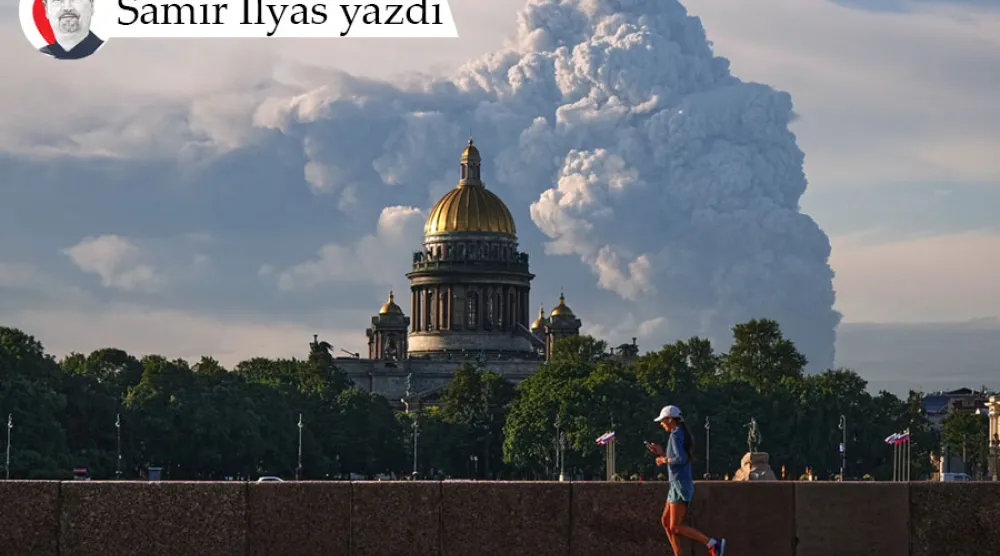 Rusya'nın St. Petersburg şehrinde Ukrayna İHA’larının Rusya merkezli e-ticaret şirketi Wildberries'in depolarını hedef alan saldırılarının ardından gökyüzüne yükselen dumanlar, 24 Temmuz 2026 (AP)
