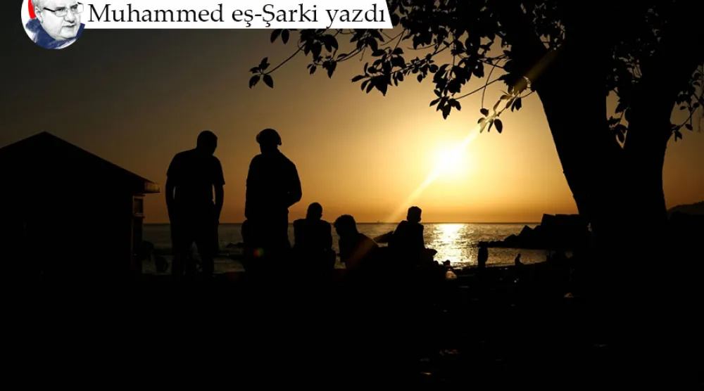 Binlerce göçmenin Fas’tan İspanyol topraklarına yürüyerek ve yüzerek toplu geçiş yaptığı son dalgaların ardından, İspanya’nın Sebte kentinde bir sahilde bekleyen göçmenler, 2 Ağustos 2026 (Reuters)