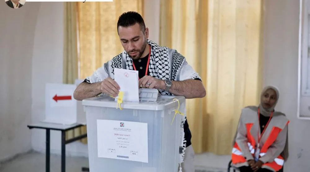 Batı Şeria'da daha önce yapılan seçimlerde oy kullanan Filistinli bir genç (AFP)