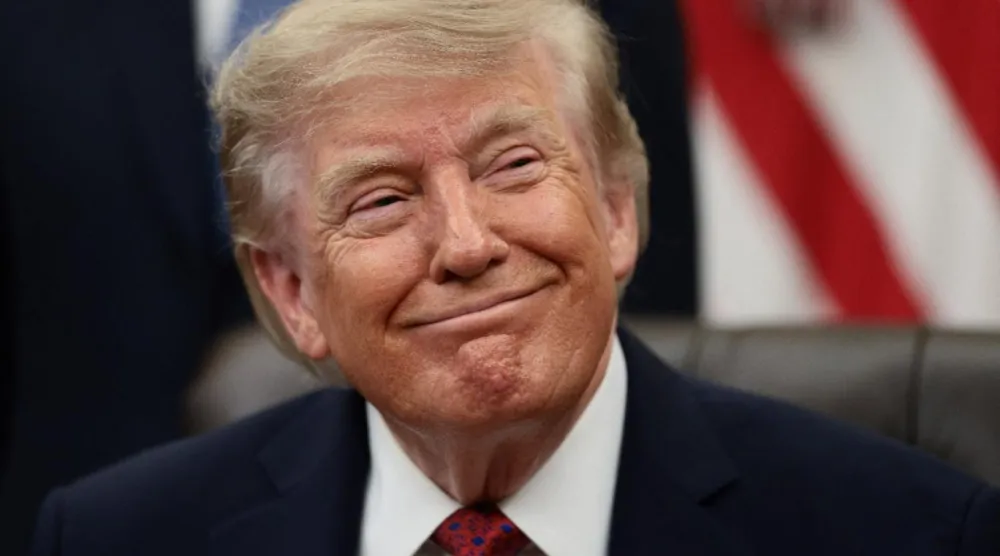 ABD Başkanı Donald Trump, makamını kendisini zenginleştirmek ve arkadaşlarını ödüllendirmek için kullanmakla suçlanıyor (Reuters)