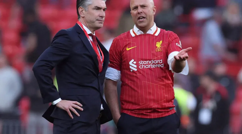 Hughes'un yönetiminde Liverpool, Arne Slot'u teknik direktör olarak atayarak Premier Lig şampiyonluğunu kazandı ancak daha sonra Hollandalı'yı görevden alıp yerine Andoni Iraola'yı getirdi (Reuters)