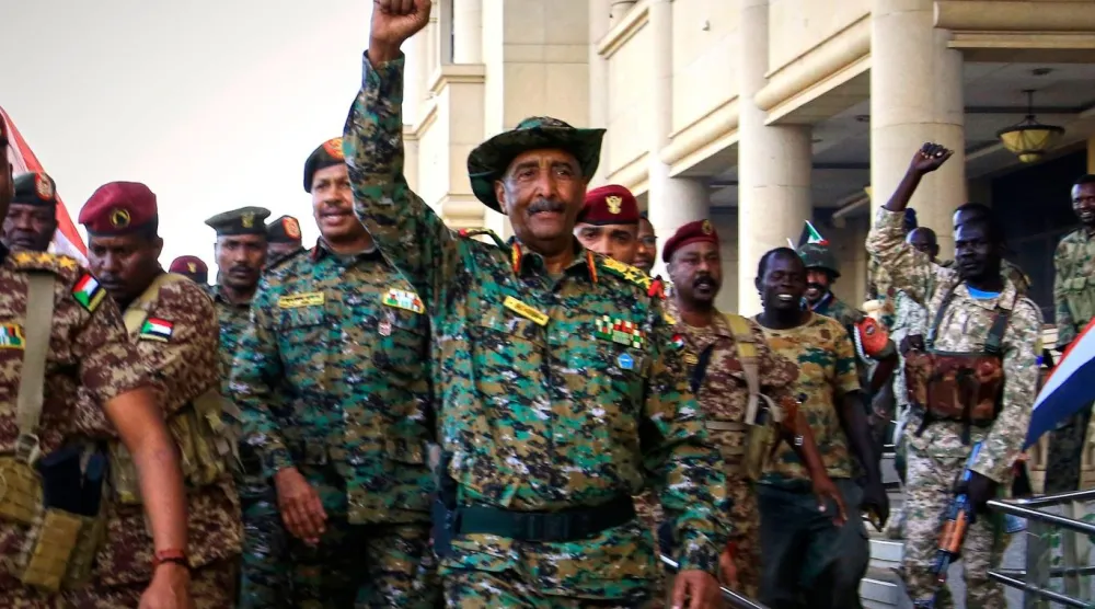 Sudan Egemenlik Konseyi Başkanı Abdulfettah el-Burhan'ın da aralarında olduğu yetkililer, yönetimin kimyasal silah ürettiği ya da kullandığı iddialarını reddediyor (AP)