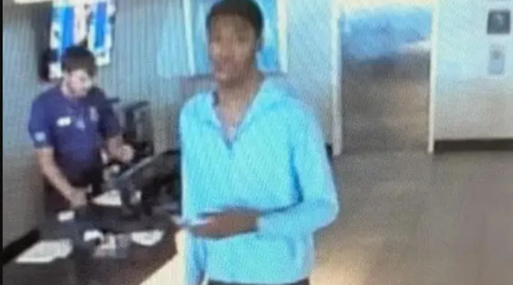 Georgia'nın Savannah kentindeki otelde gerçekleşen 90 bin dolarlık BMW hırsızlığındaki şüpheli. İddiaya göre şüpheli, valeye aracın sahibi olan profesyonel bir basketbolcu olduğunu söyledi (Savannah Polis Teşkilatı)