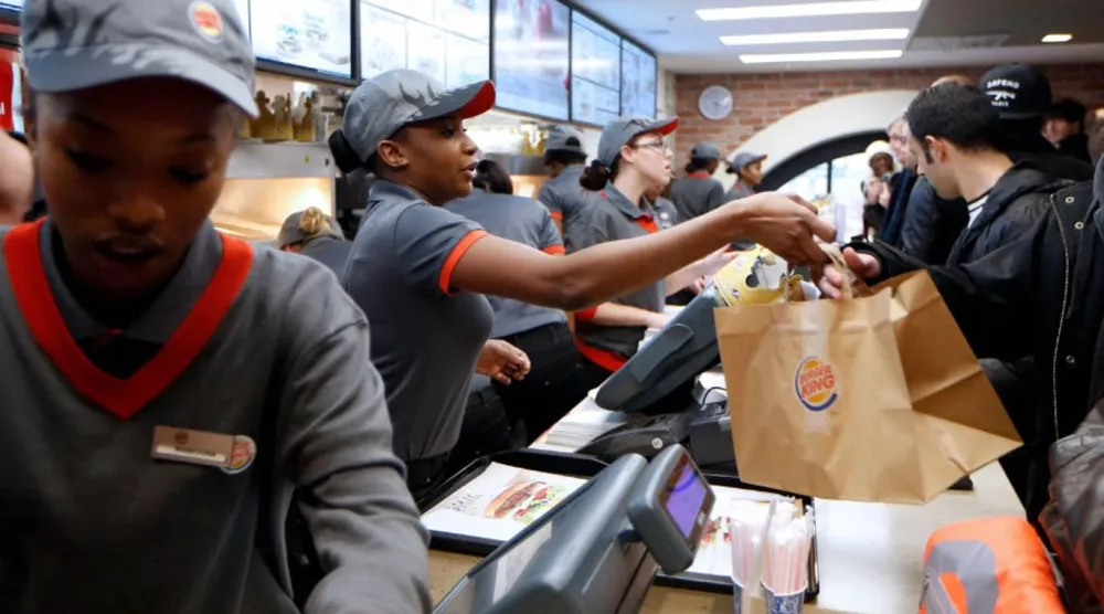 Burger King, McDonald's ve önde gelen diğer fast food zincirleri, yapay zeka ve teknoloji odaklı gelişmelerle müşterilerin insan odaklı misafirperverlik tercihleri arasındaki dengeyi gözden geçiriyor (AFP)