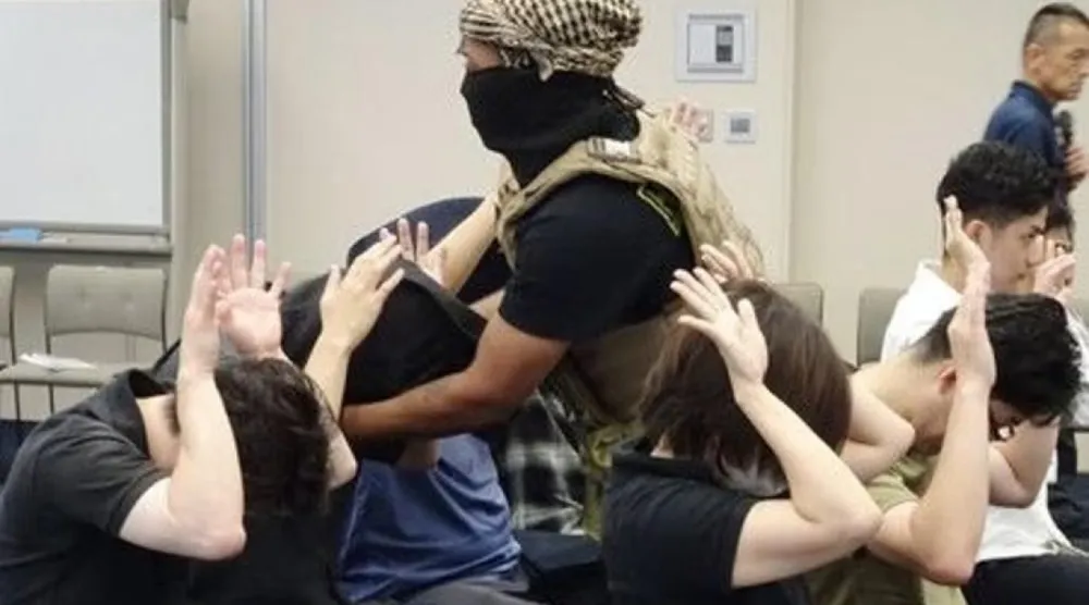 Japonya Dışişleri Bakanlığı, tatbikatta kullanılan kıyafetler Ortadoğulu veya Müslüman bir "teröriste" dair kalıp yargıları yansıttığı için eleştirildi (X/MofaJapan_jp)