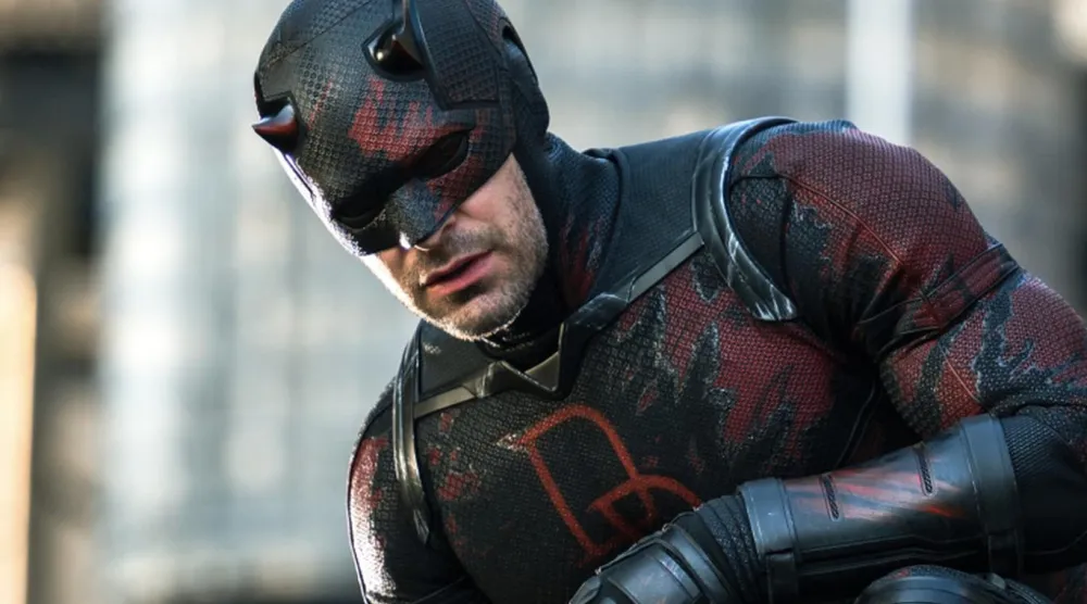 43 yaşındaki Charlie Cox, Daredevil: Born Again'de gündüzleri görme engelli avukat Matt Murdock, geceleriyse New York sokaklarında suçla savaşan süper kahraman Daredevil rolünde (Disney+)