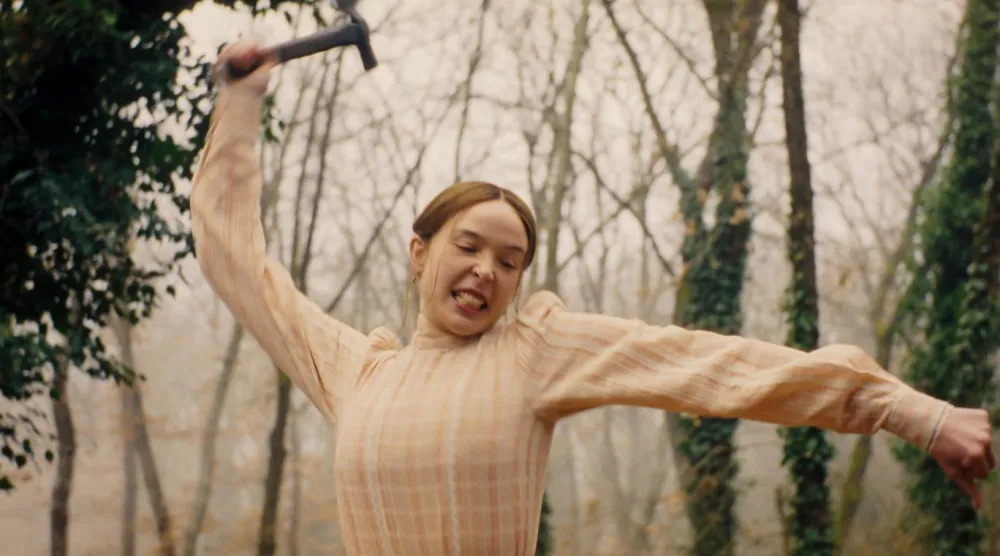 26 yaşındaki Ella Beatty, oyunculuk kariyerinin henüz üçüncü projesi olan Canavar: Lizzie Borden'ın Hikayesi'nde başrolü üstleniyor (Netflix)