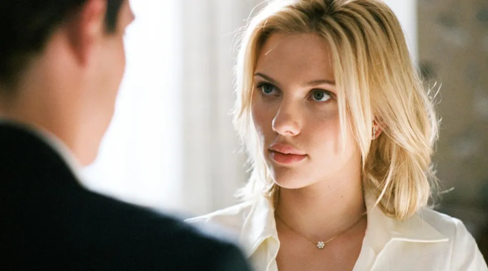 Woody Allen'ın 2005 yapımı filmi Maç Sayısı'nda (Match Point) Scarlett Johansson, hırslı ama şansı yaver gitmeyen Amerikalı aktris Nola Rice rolündeydi (Paramount Pictures)