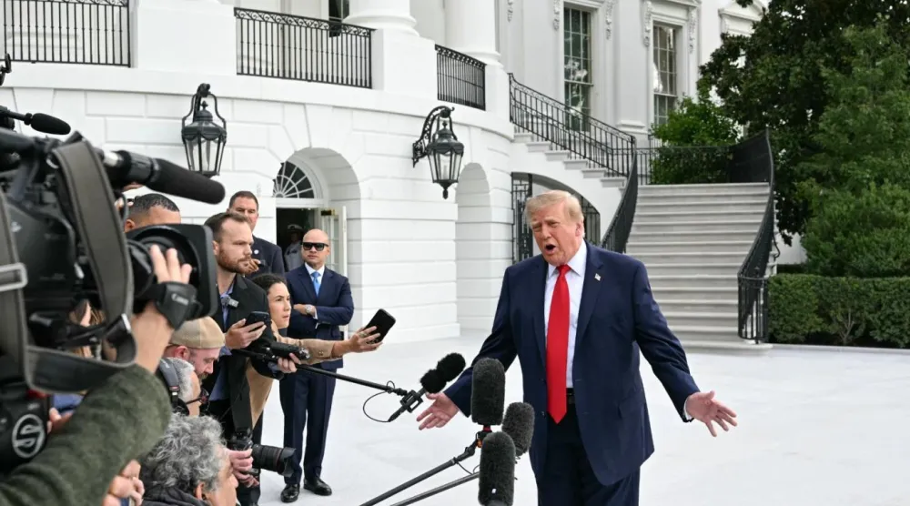 ABD Başkanı Donald Trump, Barack Obama'nın "Yönetimde kadınlar olsaydı işler daha iyi yürürdü" ifadesine itiraz ederek gazetecilere şunları söyledi: "Bu çok saçma. Kadınları çok severim. Bence harikalar. Ama ne kadar da saçma bir ifade" (AFP)