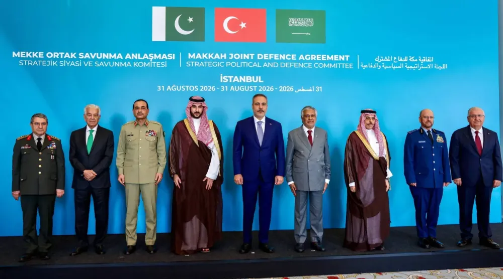 Suudi Arabistan, Türkiye ve Pakistan dışişleri ve savunma bakanları ile genelkurmay başkanları, “Mekke Anlaşması” Siyasi ve Savunma Stratejisi Komitesi toplantısı öncesinde İstanbul’da toplu fotoğraf çektirdi, (AP)