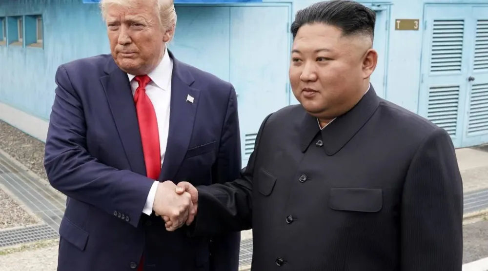 الرئيس الأميركي دونالد ترمب يلتقي الزعيم الكوري الشمالي كيم جونغ أون في المنطقة منزوعة السلاح الفاصلة بين الكوريتين في بانمونجوم بكوريا الجنوبية عام 2019 (رويترز)