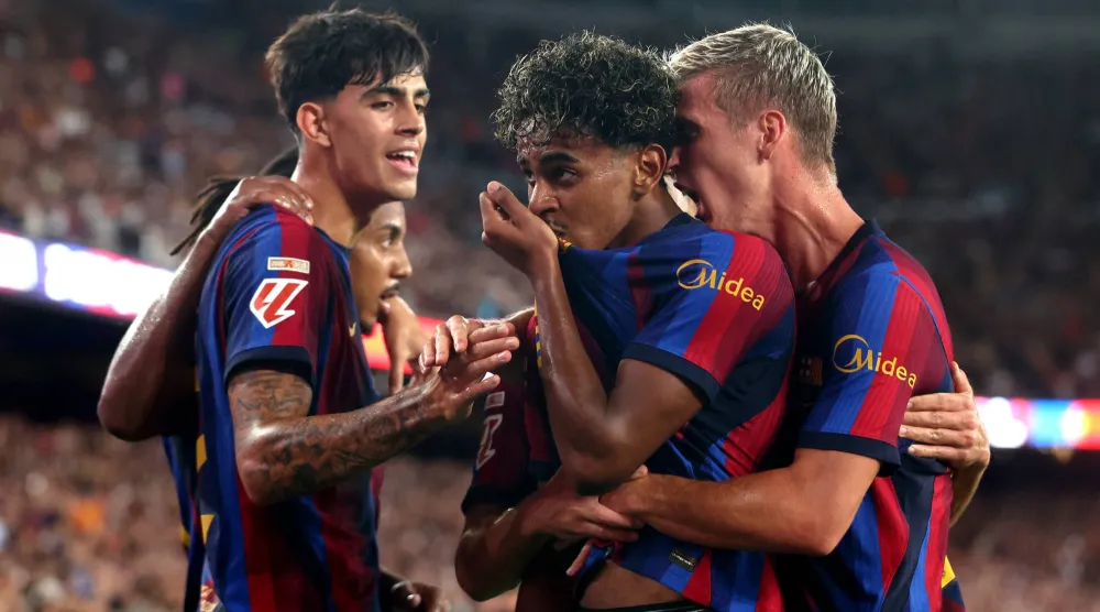 برشلونة يحول تخلفه إلى فوز كبير بثنائية لكل من يامال ورافينيا (رويترز)