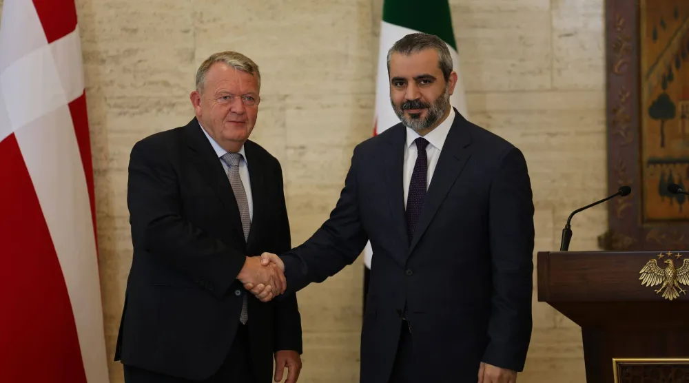 وزير الخارجية السوري أسعد حسن الشيباني مع نظيره الدنماركي ‏لارس لوكه راسموسن اليوم في قصر تشرين بدمشق (سانا - د.ب.أ)