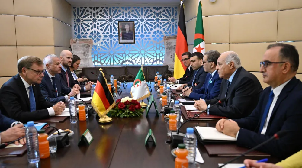 وزير الخارجية الألماني يوهان فاديفول والوفد المرافق خلال مباحثاته مع المسؤولين الجزائريين (د.ب.أ)