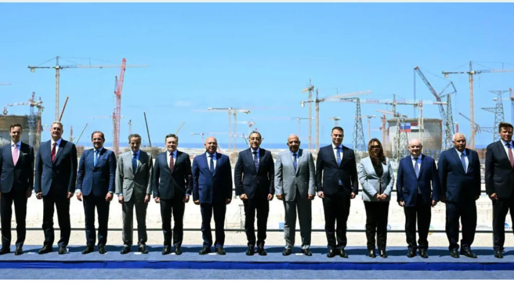 مسؤولون مصريون وروس خلال فعالية تركيب وعاء ضغط المفاعل للوحدة النووية الثانية بمحطة الضبعة في يوليو الماضي (صفحة مجلس الوزراء على فيسبوك)