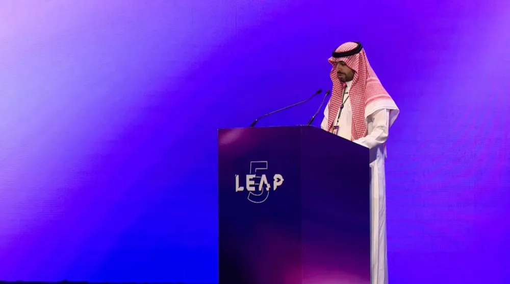 محافظ هيئة الحكومة الرقمية السعودية أحمد الصويان خلال إلقاء خطابه في «ليب 26» (الشرق الأوسط)