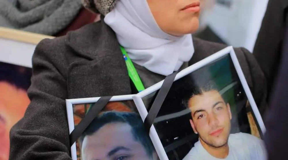 آمنة الخولاني معتقلة سابقة وناشطة في المحافل الدولية وأخت 3 معتقلين ارتقوا تحت التعذيب داخل سجون نظام الأسد (مواقع) 