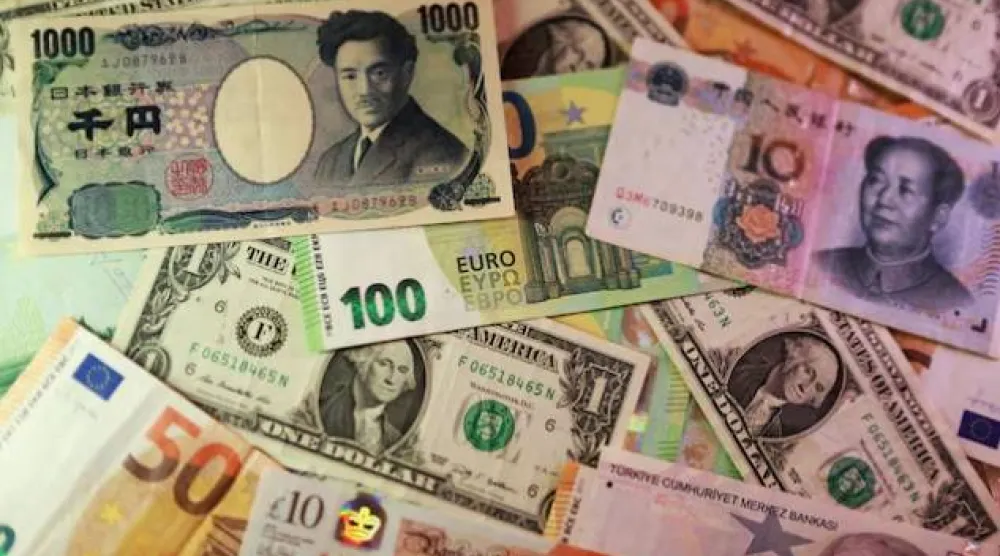 أوراق نقدية من الدولار واليورو والين والجنيه الإسترليني والليرة التركية واليوان (رويترز)