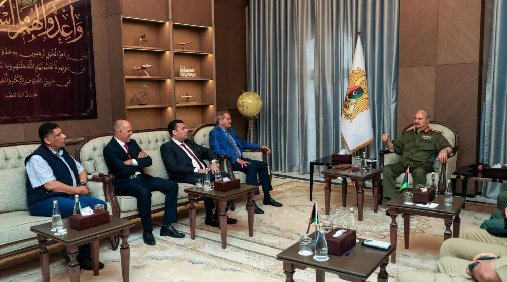 حفتر خلال لقائه الأعضاء الممثلين للقيادة العامة في لجنة «4 + 4» التي رعتها البعثة الأممية لدى ليبيا (القيادة العامة)