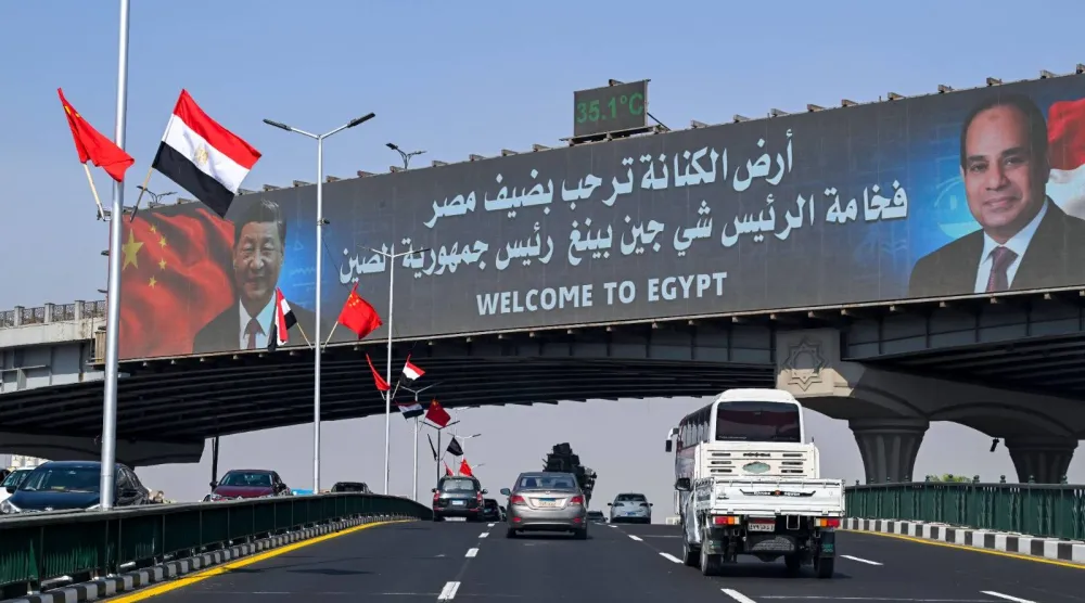 شاشة كبيرة في القاهرة تعرض صورتي الرئيسين المصري عبد الفتاح السيسي والصيني شي جين بينغ (أ.ف.ب)