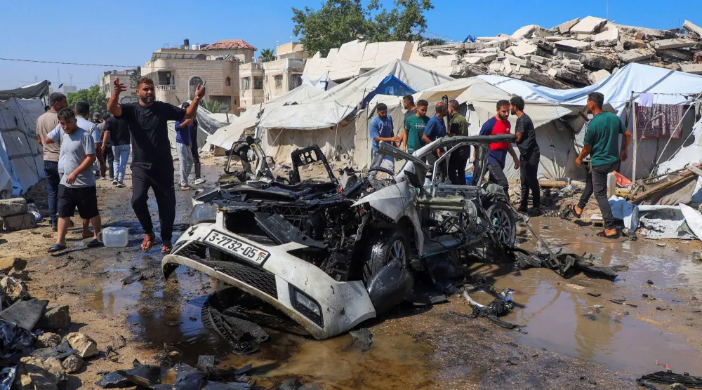 فلسطينيون يتجمعون في موقع ضربات إسرائيلية وإطلاق نار في مدينة غزة - 1 سبتمبر 2026 (رويترز)

