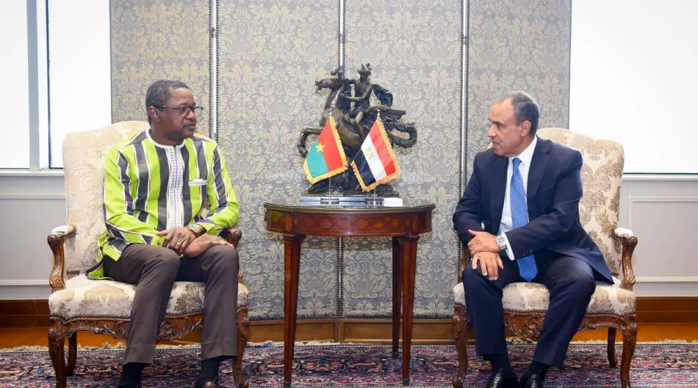 وزير الخارجية المصري بدر عبد العاطي خلال استقبال نظيره البوركيني كاراموكو تراوري في القاهرة الثلاثاء (صفحة الخارجية المصرية على فيسبوك)