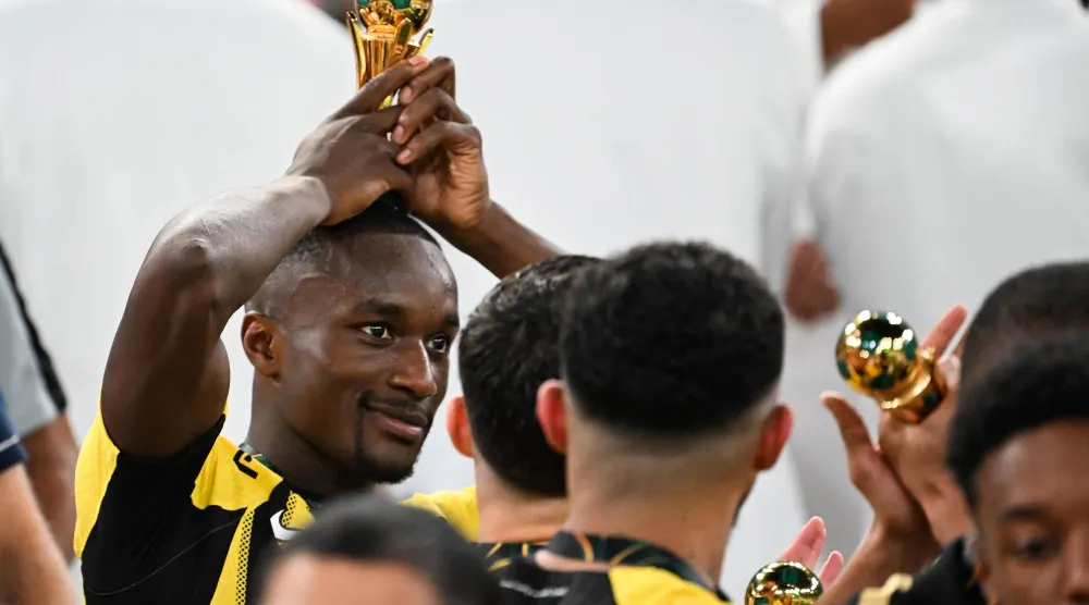 ديابي محتفلاً ببطولة كأس الملك مع الاتحاد (تصوير: علي خمج)