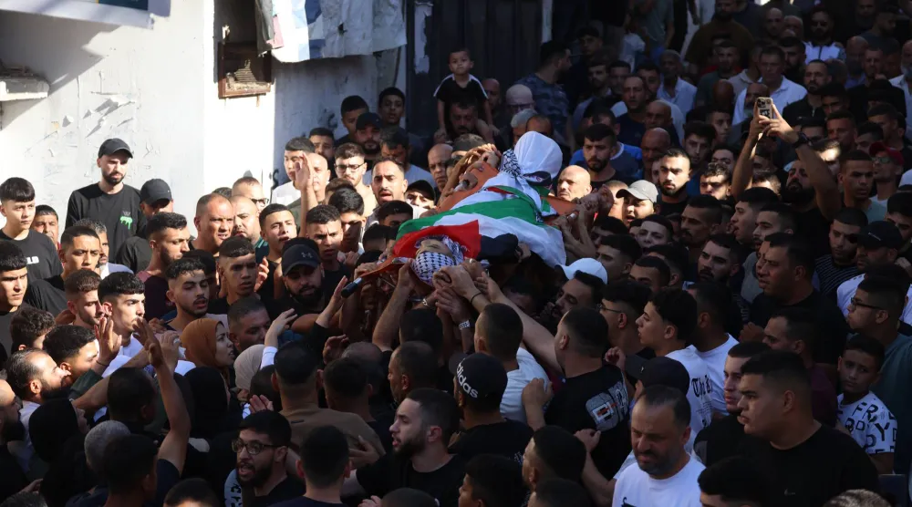 مشيّعون فلسطينيون يحملون جثمان المراهق إسلام أحمد العجوري خلال جنازته في مخيم عسكر للاجئين بالقرب من مدينة نابلس في الضفة الغربية يوم 23 أغسطس 2026 (إ.ب.أ)