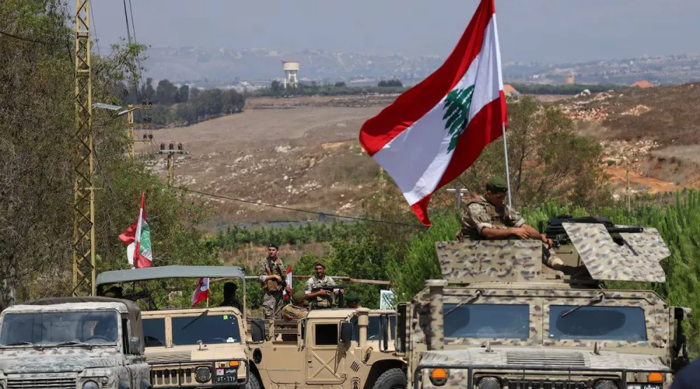 جنود ينتظرون عند مدخل قرية زوطر الغربية جنوب لبنان مع انتشار الجيش اللبناني في المنطقة عقب انسحاب القوات الإسرائيلية... 21 يوليو 2026 (رويترز)
