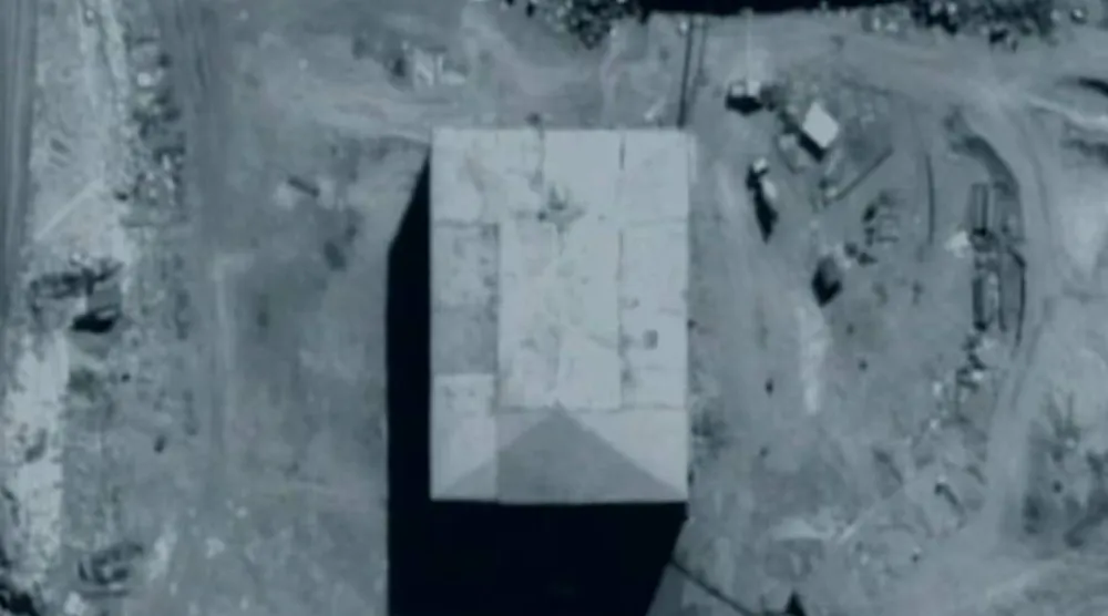 صورة غير مؤرخة نشرتها الحكومة الأميركية تُظهر مبنى يُشتبه في أنه مفاعل نووي قيد الإنشاء في سوريا (رويترز-أرشيفية)