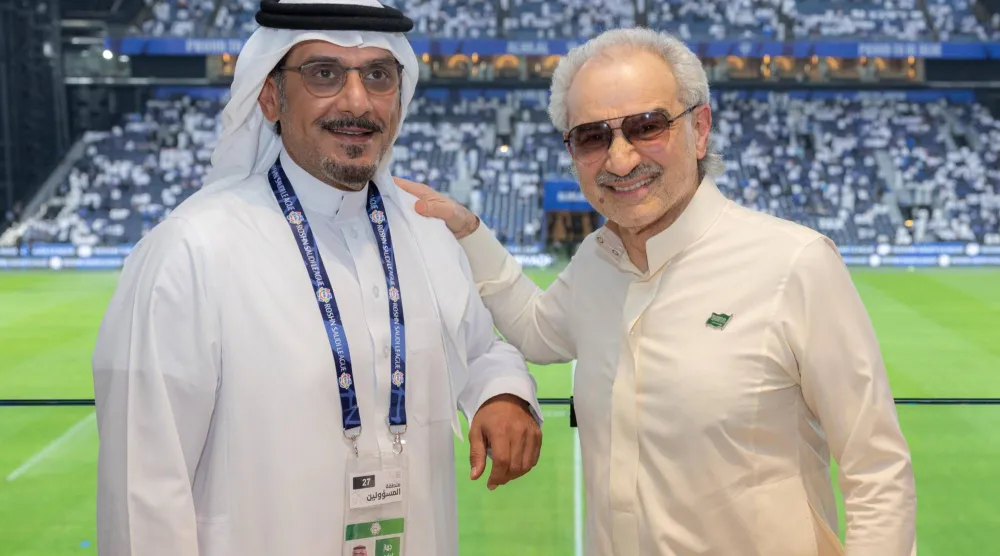 رئيس الهلال في لقطة مع الأمير الوليد بن طلال قبل انطلاق المباراة (موقع نادي الهلال)