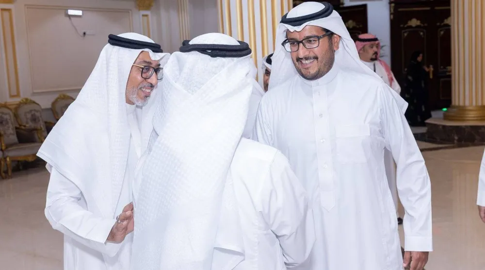 خريدة مرحباً بالعفالق لحظة وصوله إلى مقر الحفل السنوي لنادي الخليج (موقع النادي)