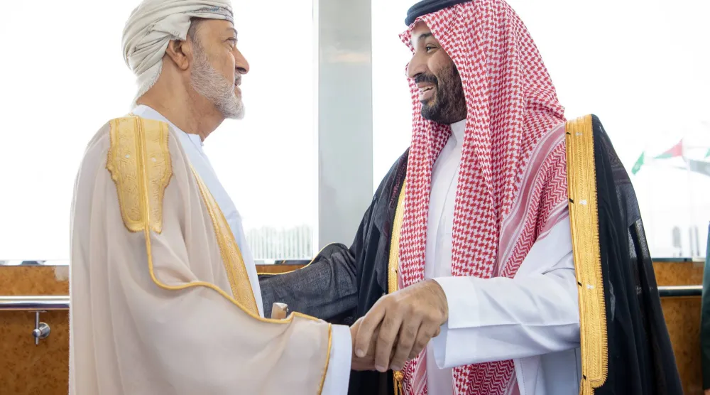 الأمير محمد بن سلمان مستقبلاً السلطان هيثم بن طارق في مطار الملك عبد العزيز الدولي (واس)