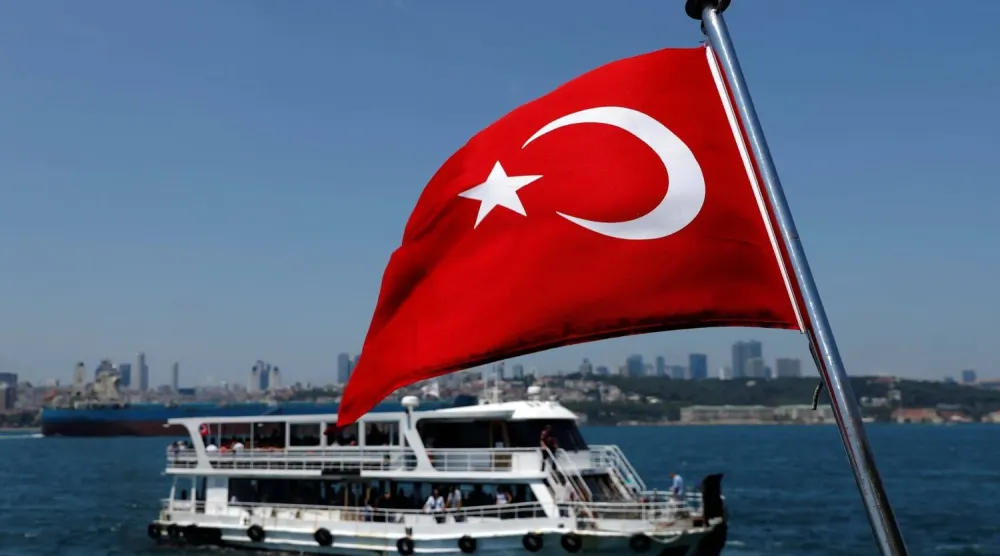 Arka planda vapur bulunan Türk bayrağı (Arşiv- Reuters)