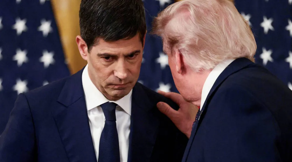 دونالد ترمب يتحدث مع رئيس مجلس الاحتياطي الفيدرالي كيفين وارش خلال مراسم أداء اليمين في البيت الأبيض 22 مايو 2026 (رويترز)