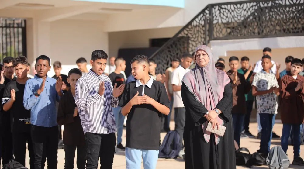 معلمة ليبية في طابور بأول أيام الدراسة العام الماضي (الصفحة الرسمية لوزارة التربية والتعليم)