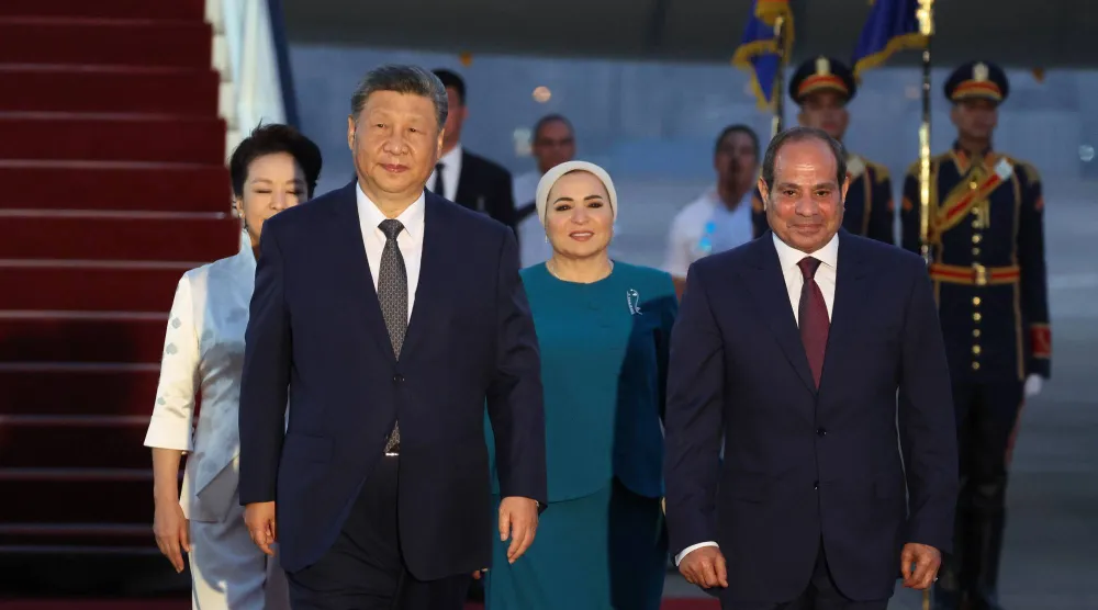 الرئيس المصري عبد الفتاح السيسي وزوجته خلال استقبال الرئيس الصيني شي جين بينغ وزوجته بنغ لي يوان عند وصولهما إلى مطار القاهرة الدولي في القاهرة (أ.ب)