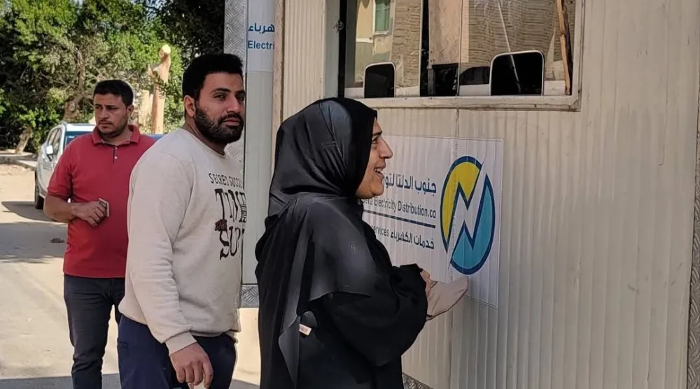 مصريون أمام أحد المنافذ الحكومية لشحن وسداد فواتير الكهرباء (الشركة القابضة لكهرباء مصر)
