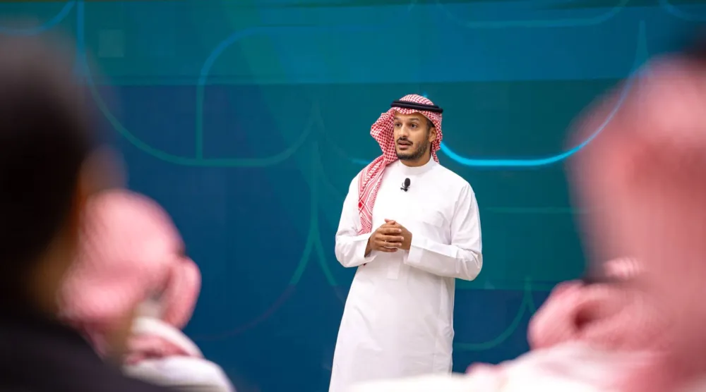 عبد العزيز باعشن يتحدث للإعلاميين خلال المؤتمر (فريق السعودية)