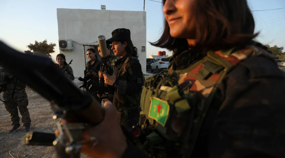 مقاتلات «وحدات حماية المرأة» يشاركن في التدريبات العسكرية في الحسكة شمال شرقي سوريا - 22 أغسطس (رويترز)