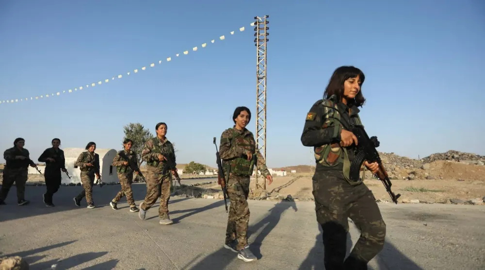 Kadın Koruma Birlikleri (YPJ) mensubu kadın savaşçılar, Suriye'nin kuzeydoğusundaki Haseke'de askeri tatbikat sırasında- 22 Ağustos (Reuters)