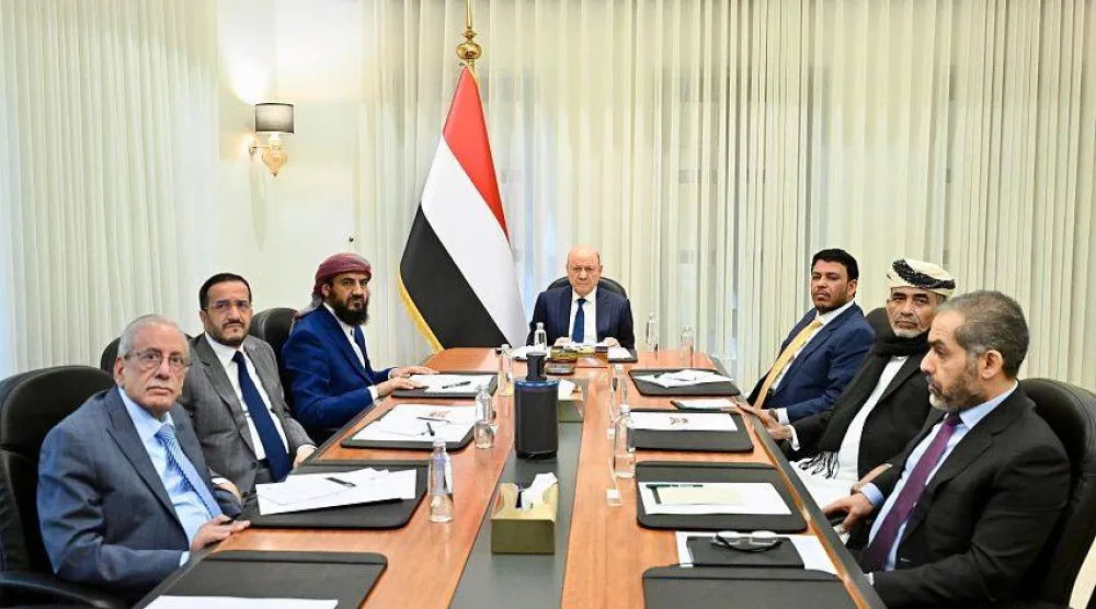 جانب من الاجتماع المشترك لمجلس القيادة الرئاسي اليمني مع الحكومة (سبأ)