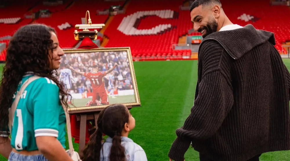 محمد صلاح مع ابنتَيه مكة وكيان (صفحته على «فيسبوك»)