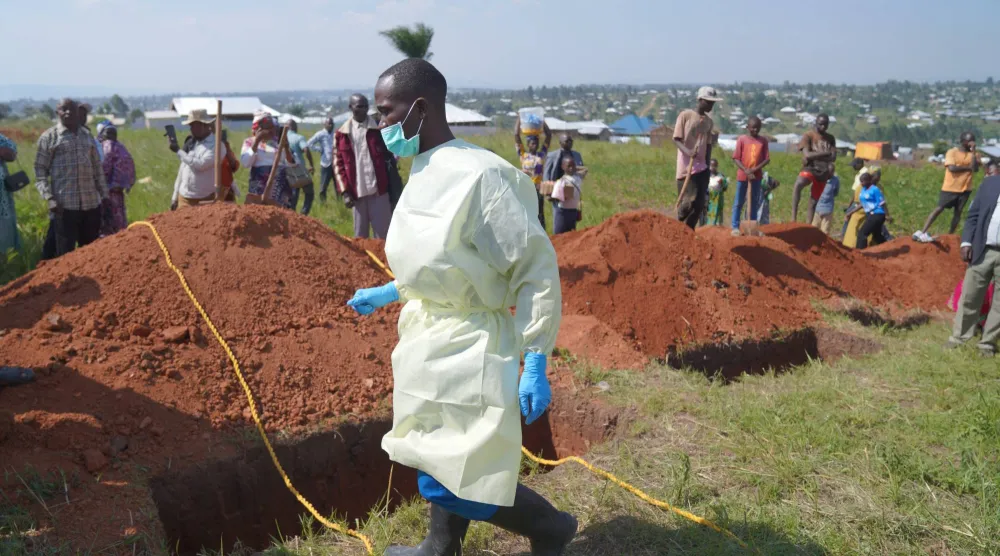 مشيّعون يحضرون جنازة ضحايا قضوا نحبهم جراء فيروس إيبولا بجمهورية الكونغو الديمقراطية (إ.ب.أ)