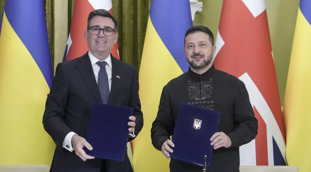 الرئيس الأوكراني فولوديمير زيلينسكي ورئيس الوزراء البريطاني آندي بورنهام أثناء حضورهما مراسم توقيعهما وثائق في المكتب الرئاسي بكييف 24 أغسطس 2026 (إ.ب.أ)